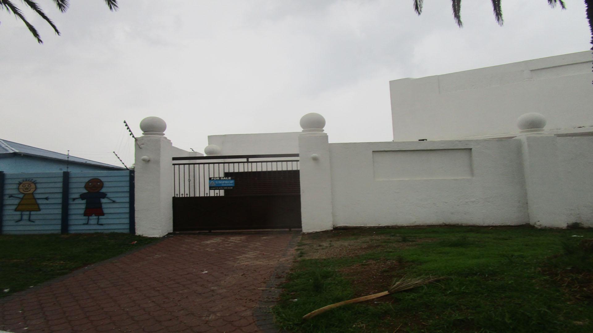 Front View of property in Selection park