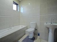 Bathroom 3+ - 6 square meters of property in Dainfern Valley