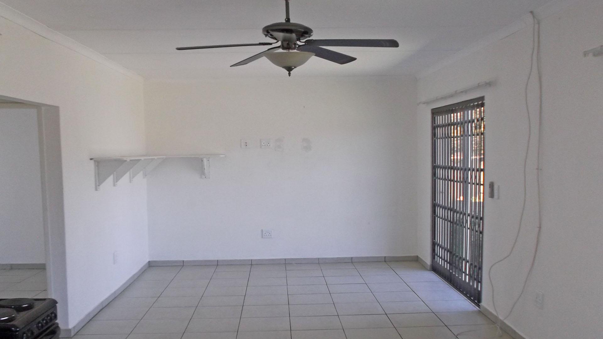 Lounges - 31 square meters of property in Sonland Park