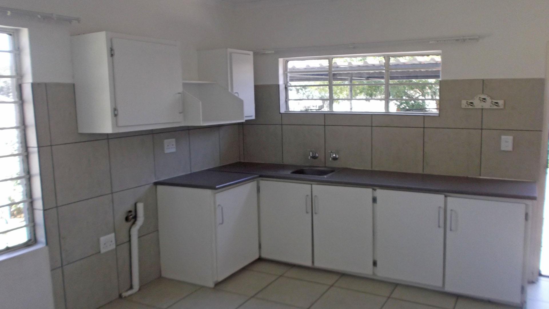Kitchen - 17 square meters of property in Sonland Park
