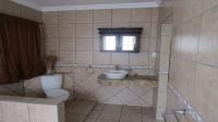 Main Bathroom - 14 square meters of property in Parkrand