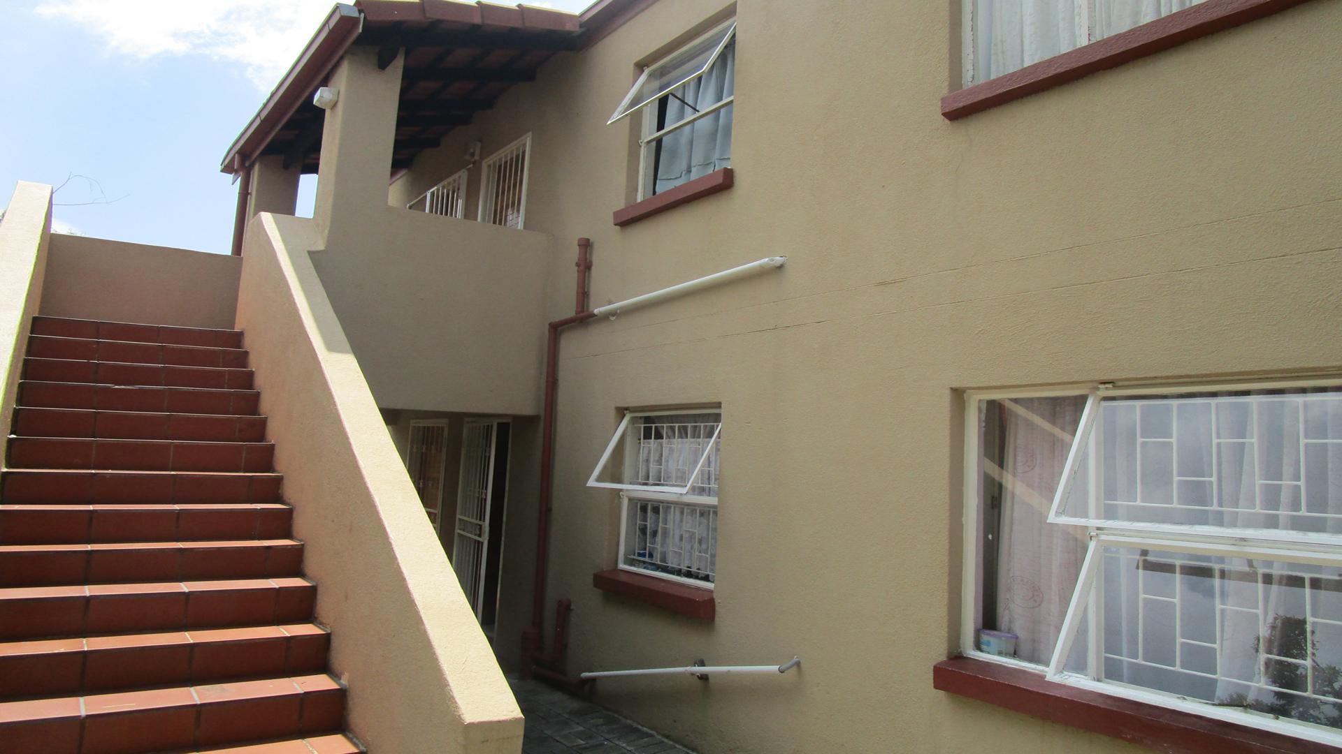 Front View of property in Safarituine