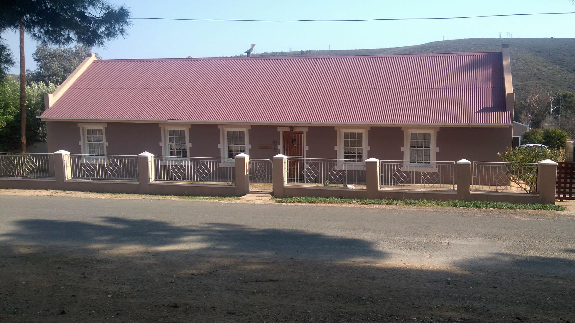 Front View of property in Uniondale