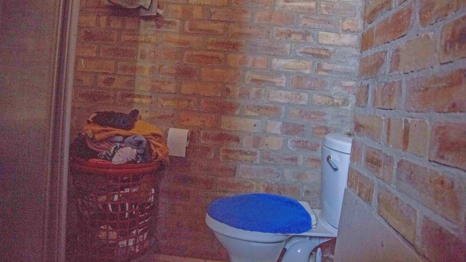 Bathroom 1 - 4 square meters of property in Troyeville