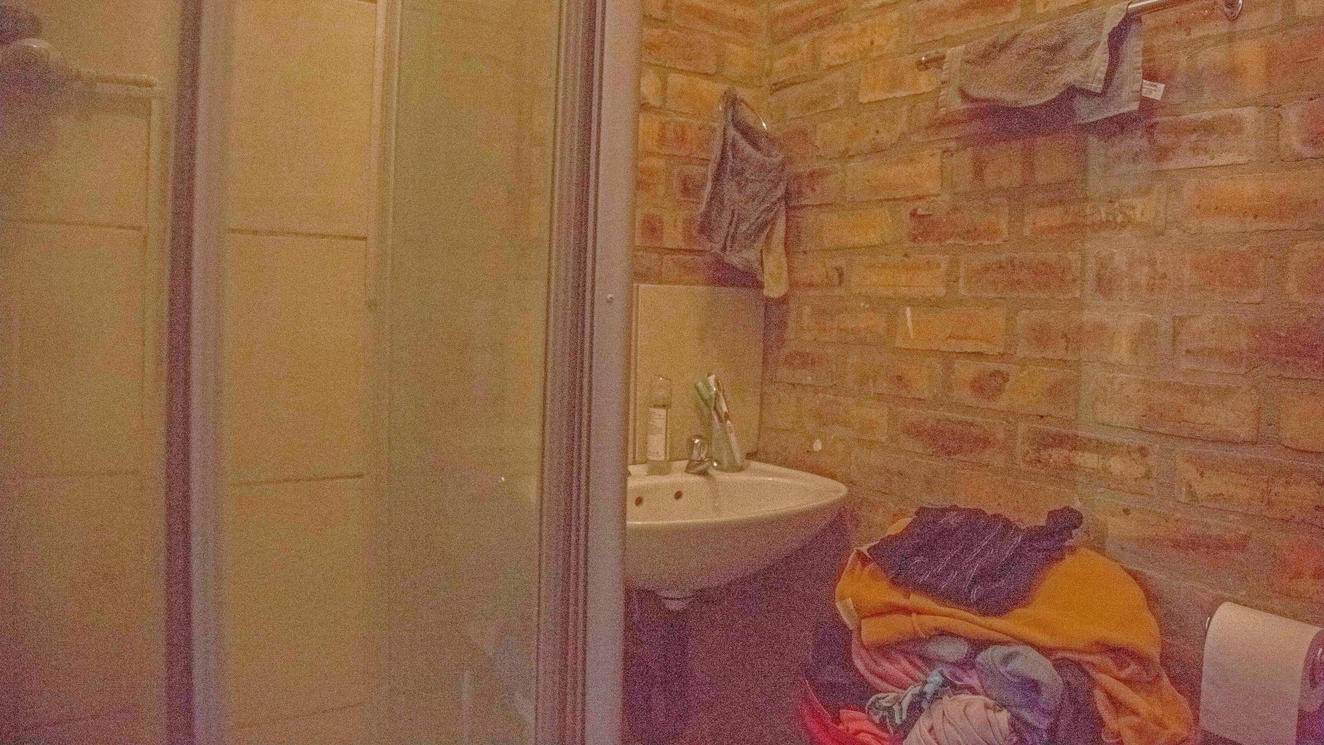 Bathroom 1 - 4 square meters of property in Troyeville