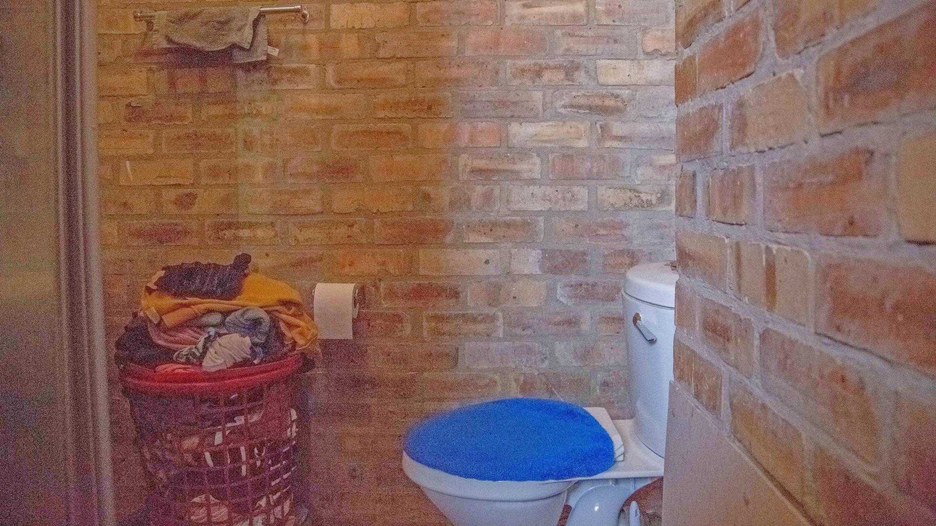 Bathroom 1 - 4 square meters of property in Troyeville