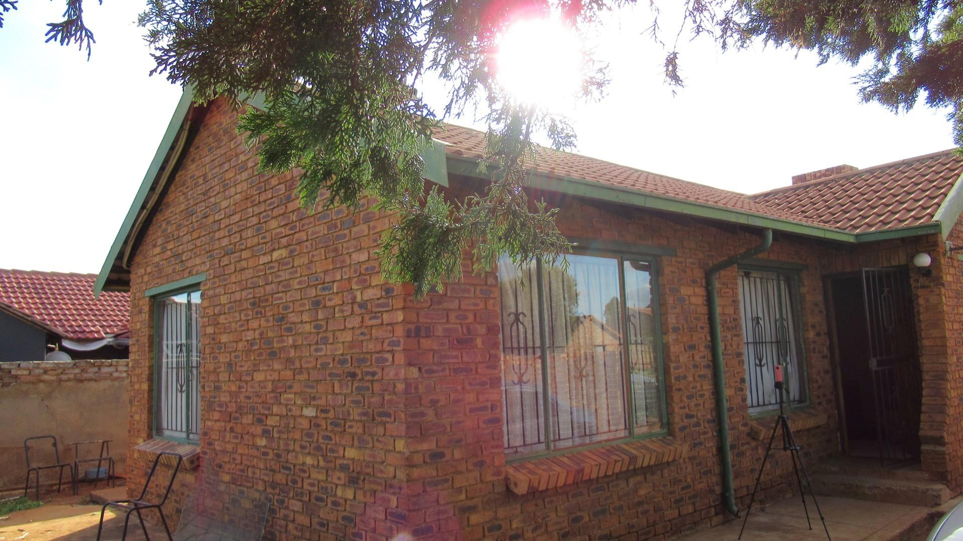 Front View of property in Vosloorus