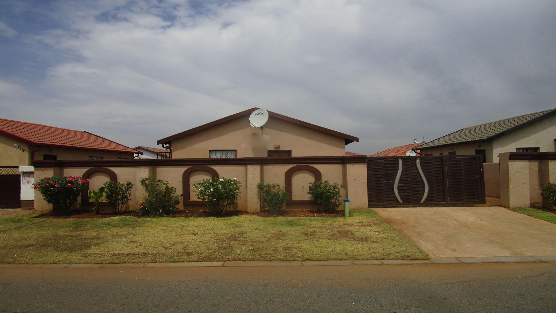 Front View of property in Roodekop