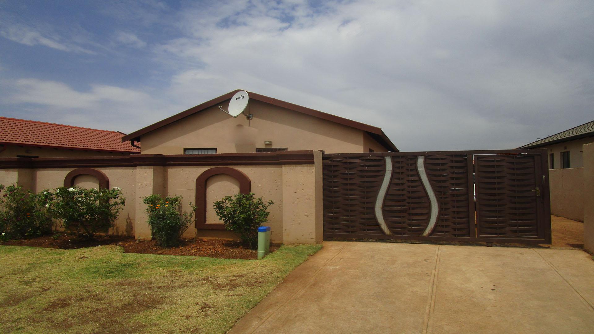 Front View of property in Roodekop