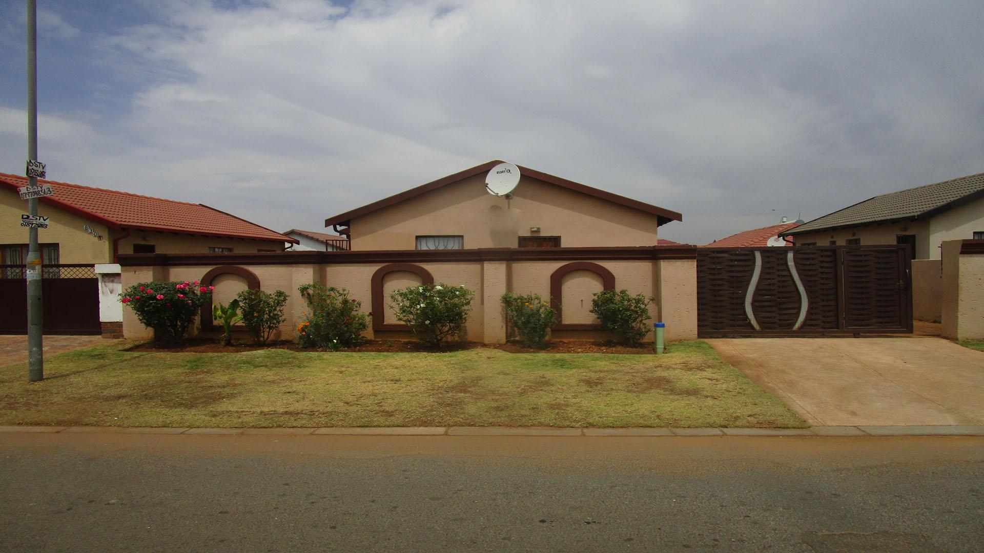 Front View of property in Roodekop