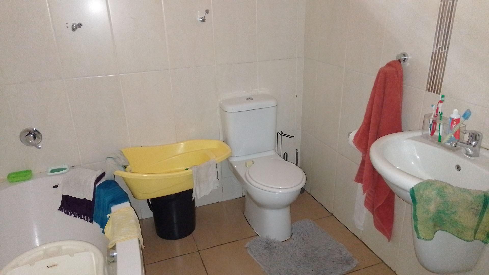 Bathroom 1 - 15 square meters of property in Berea West 