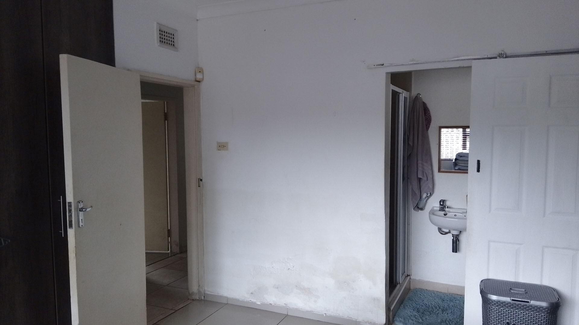 Main Bedroom - 28 square meters of property in Berea West 