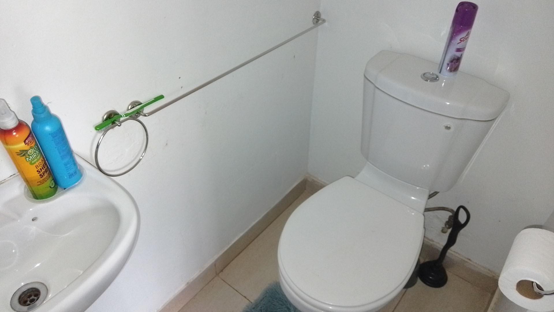 Main Bathroom - 2 square meters of property in Berea West 