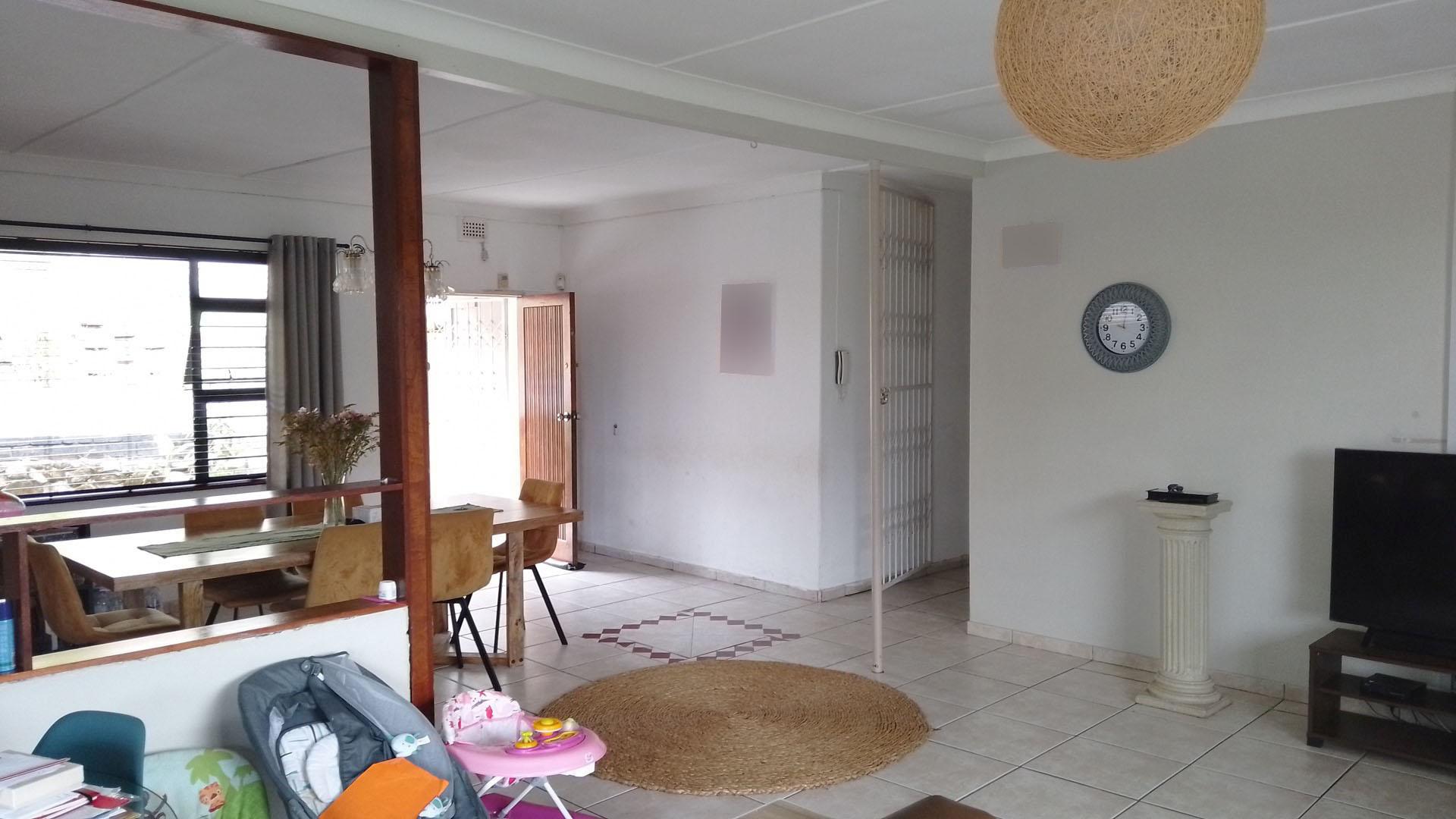Lounges - 43 square meters of property in Berea West 