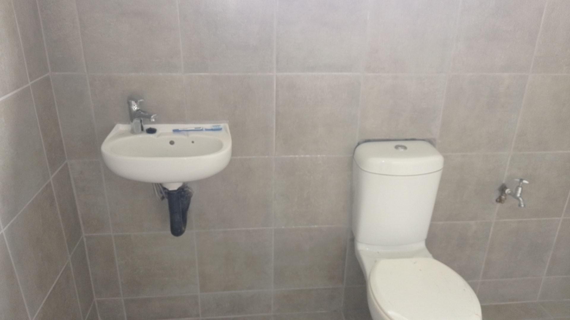 Bathroom 1 - 15 square meters of property in Berea West 