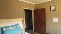 Bed Room 2 - 11 square meters of property in Brackendowns