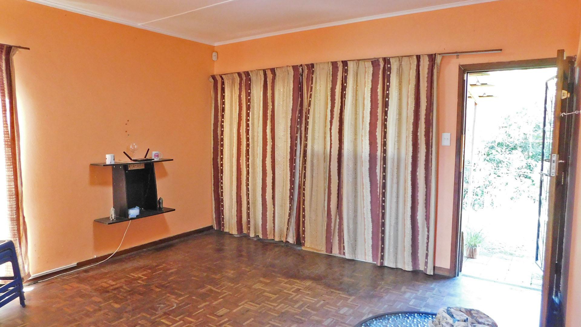 Lounges - 19 square meters of property in Isipingo Hills