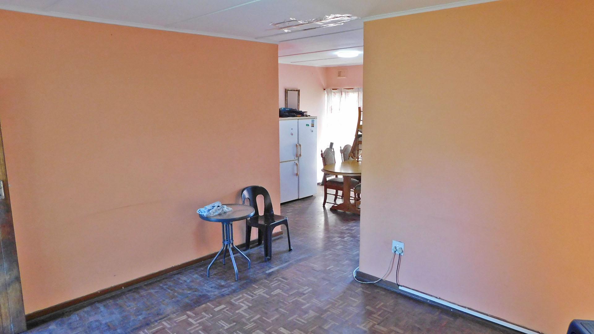 Lounges - 19 square meters of property in Isipingo Hills