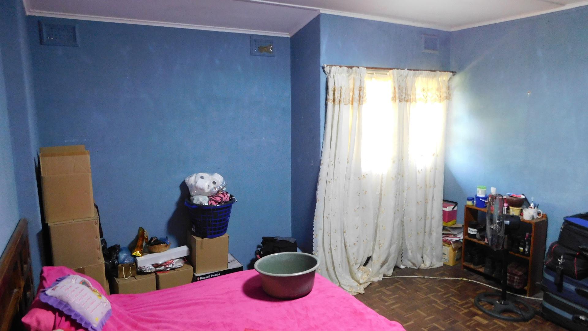 Main Bedroom - 19 square meters of property in Isipingo Hills