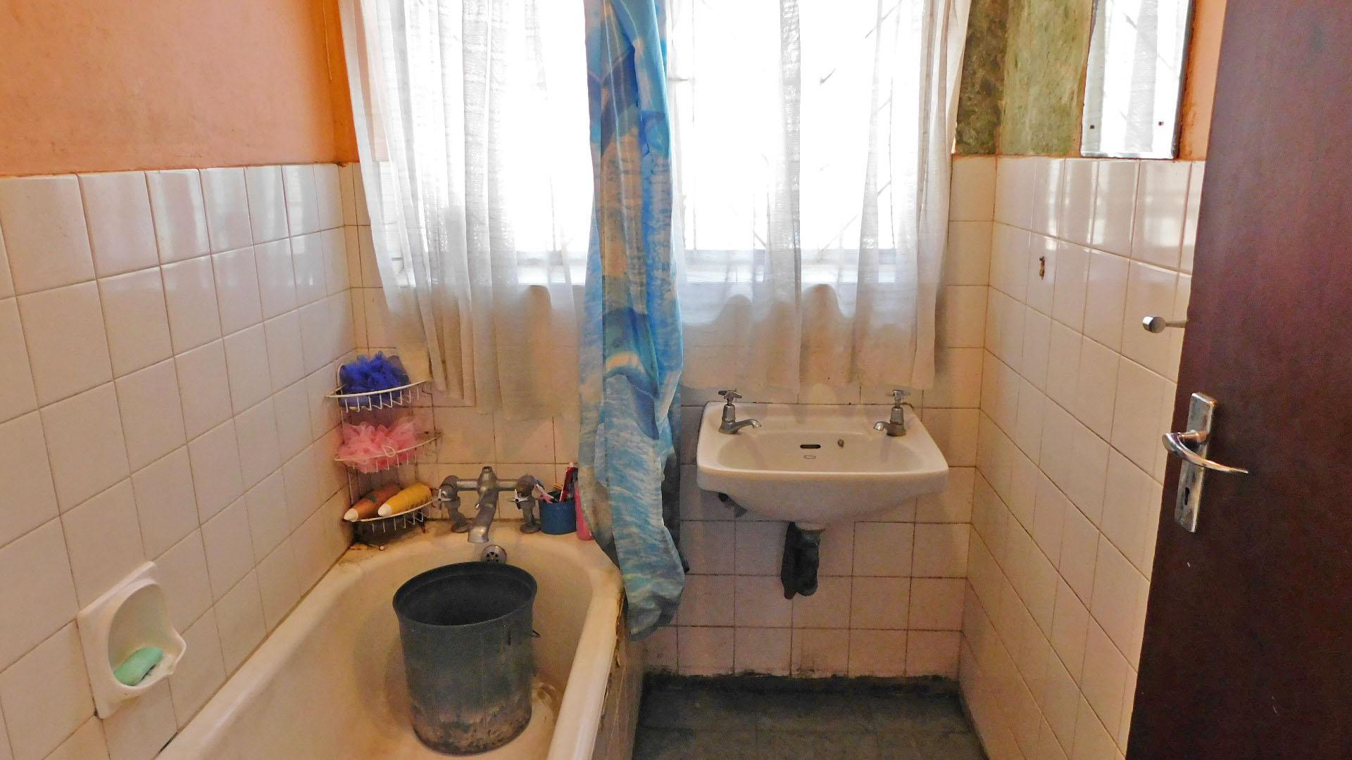 Bathroom 1 - 6 square meters of property in Isipingo Hills