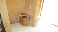 Main Bathroom - 10 square meters of property in Quellerina