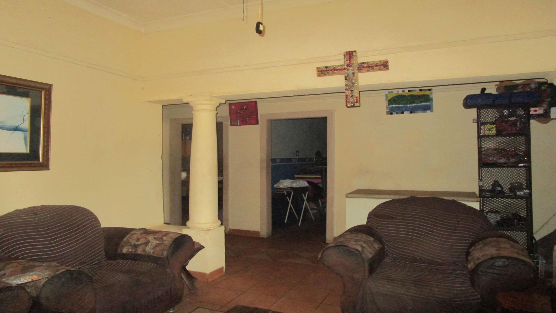 Lounges - 24 square meters of property in Rustenburg Oos-Einde