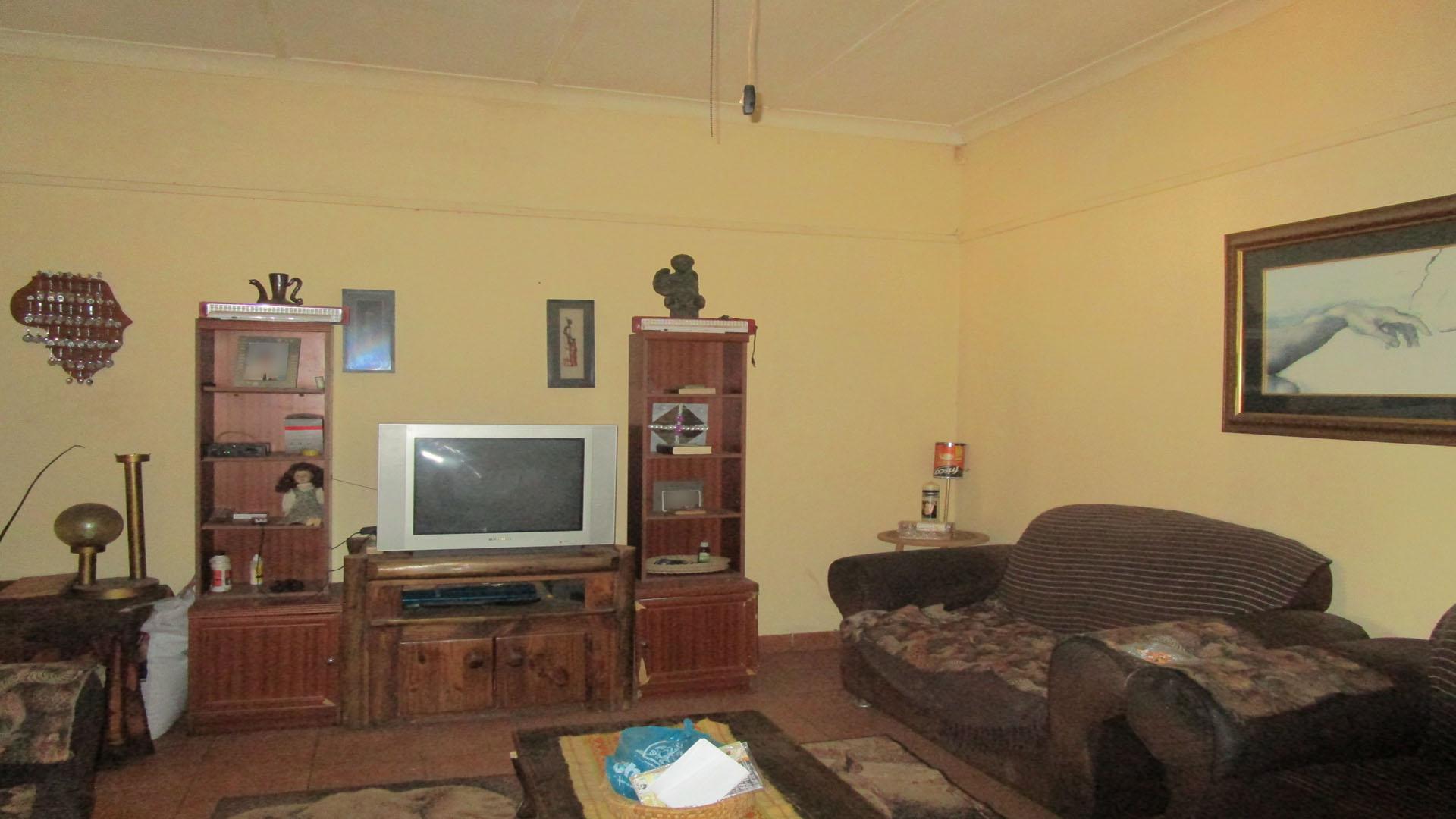 Lounges - 24 square meters of property in Rustenburg Oos-Einde