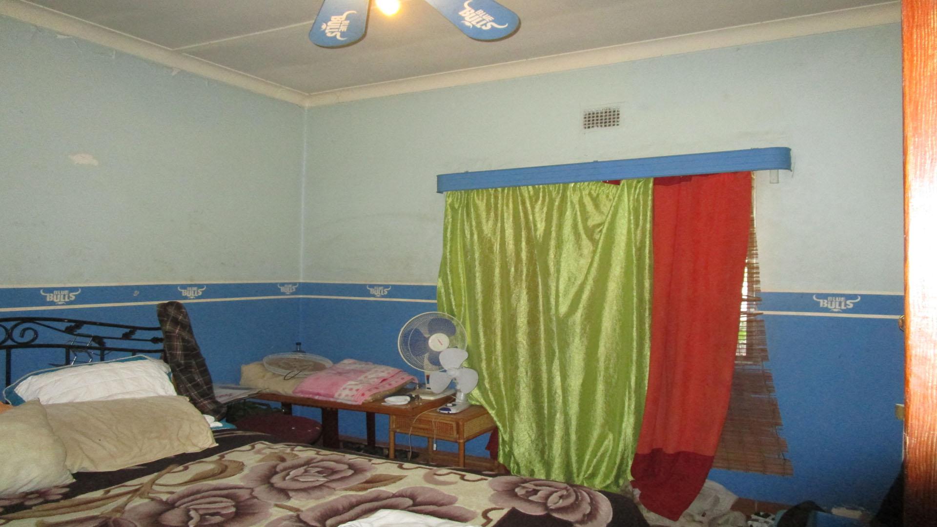 Bed Room 1 - 18 square meters of property in Rustenburg Oos-Einde