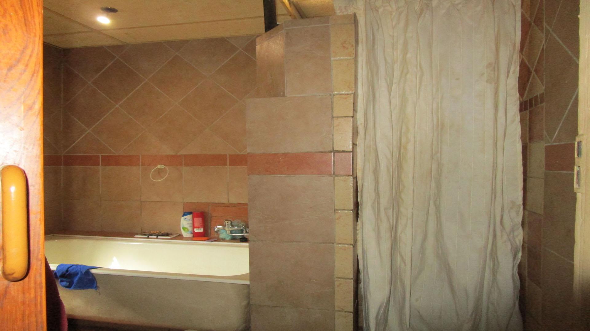 Bathroom 1 - 6 square meters of property in Rustenburg Oos-Einde