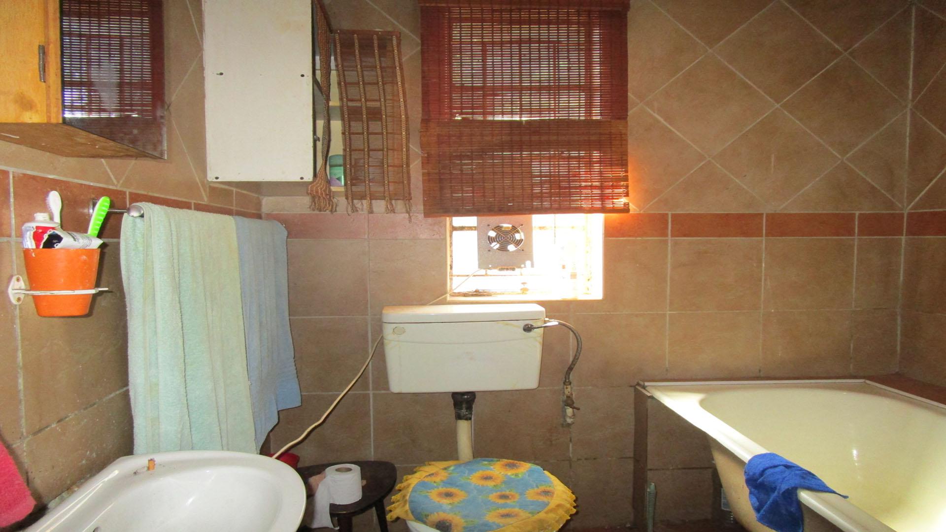 Bathroom 1 - 6 square meters of property in Rustenburg Oos-Einde