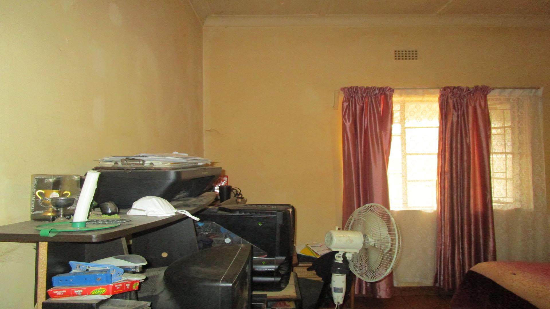 Bed Room 2 - 17 square meters of property in Rustenburg Oos-Einde