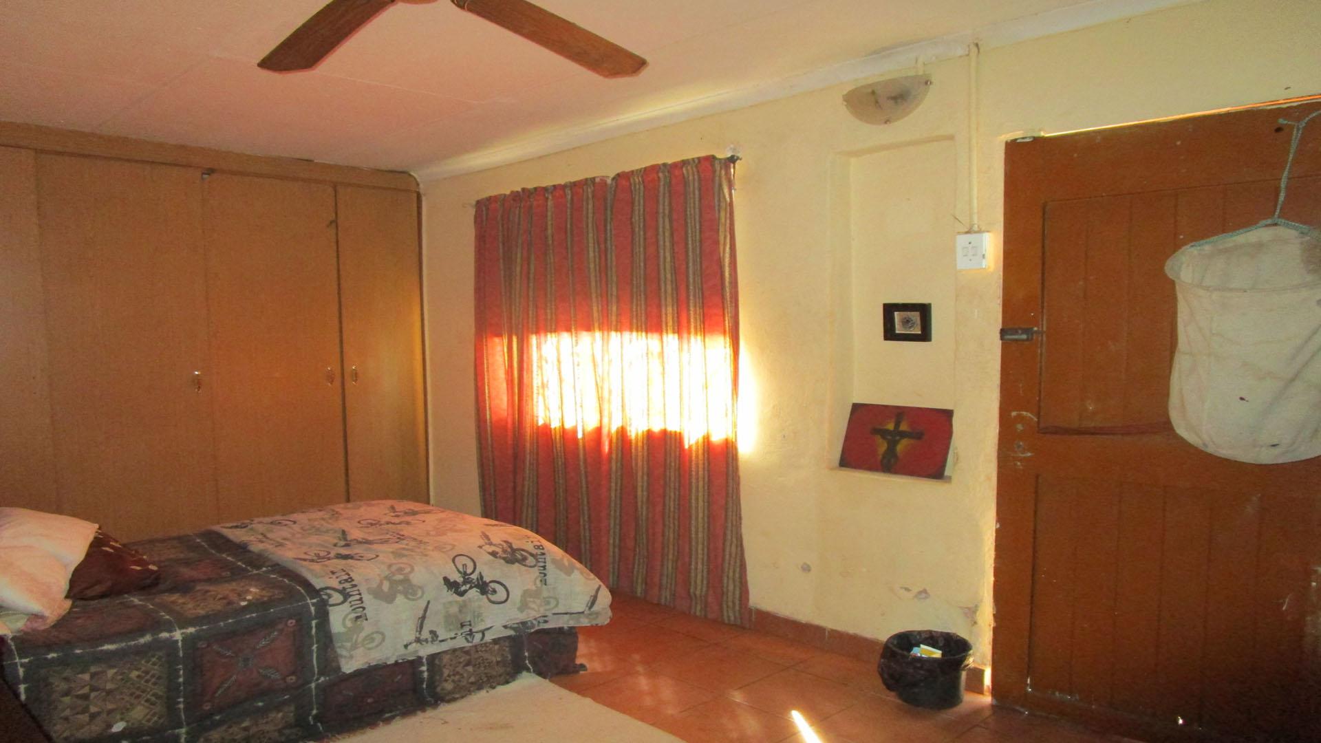 Main Bedroom - 17 square meters of property in Rustenburg Oos-Einde