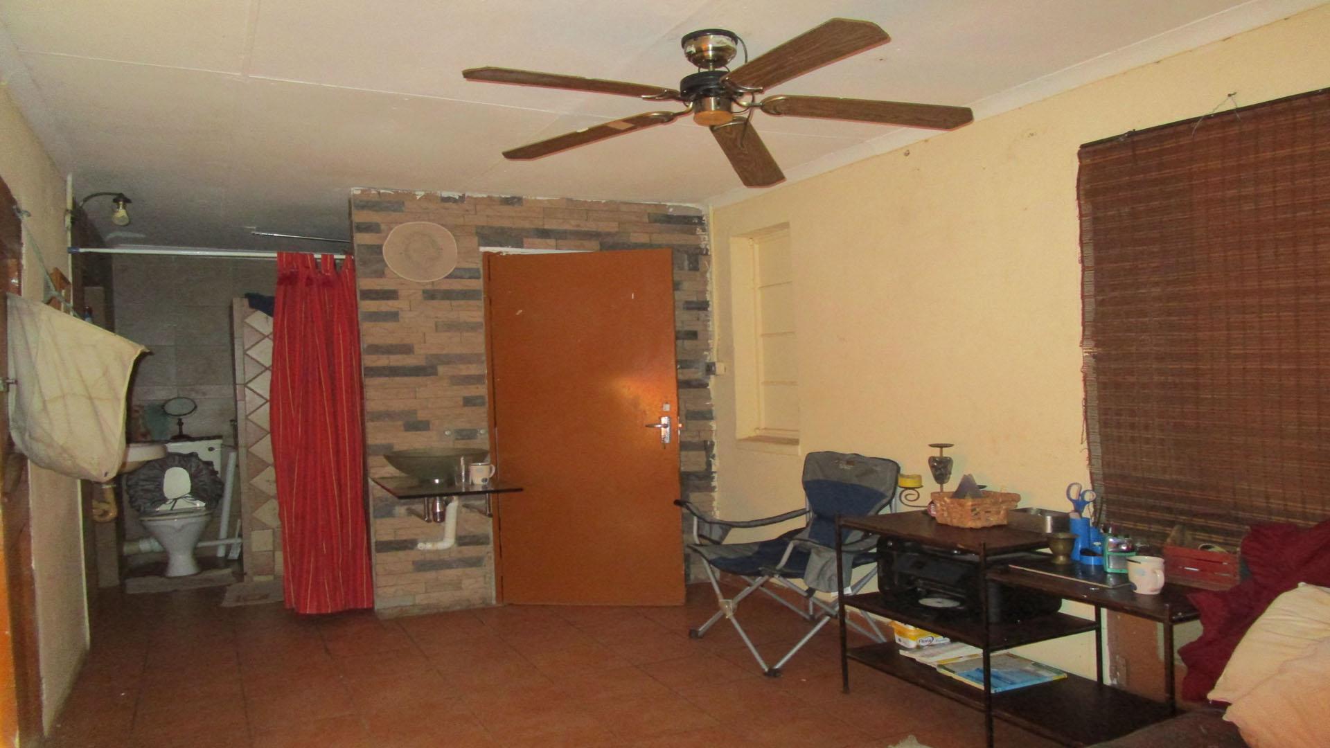 Main Bedroom - 17 square meters of property in Rustenburg Oos-Einde