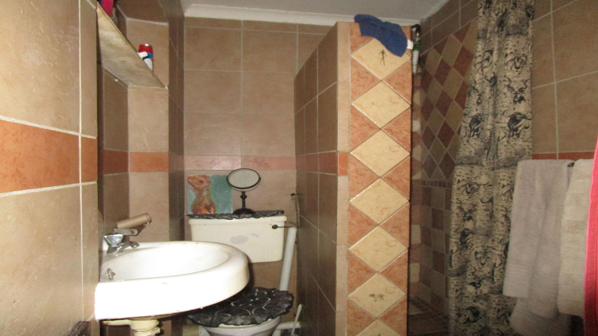 Main Bathroom - 3 square meters of property in Rustenburg Oos-Einde