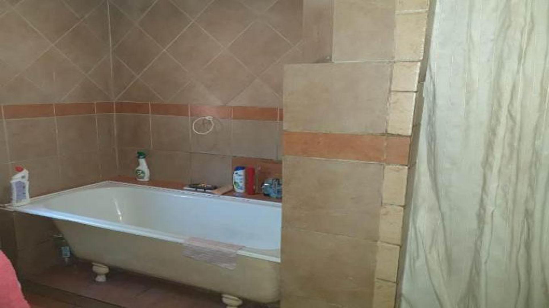 Bathroom 1 - 6 square meters of property in Rustenburg Oos-Einde