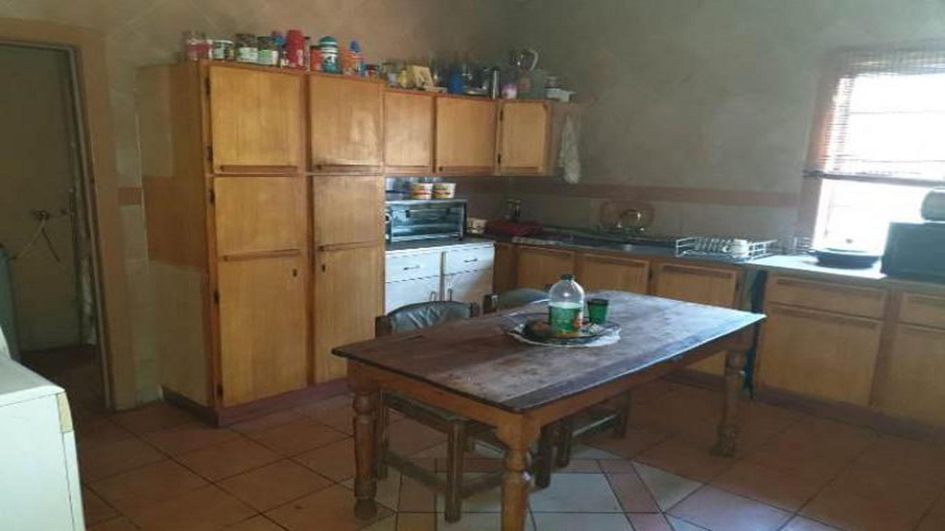 Kitchen - 18 square meters of property in Rustenburg Oos-Einde
