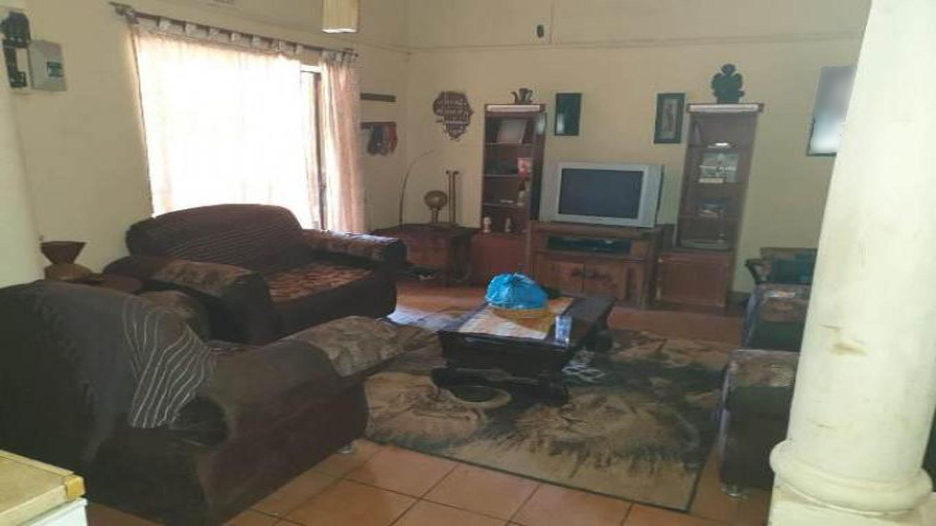 Lounges - 24 square meters of property in Rustenburg Oos-Einde