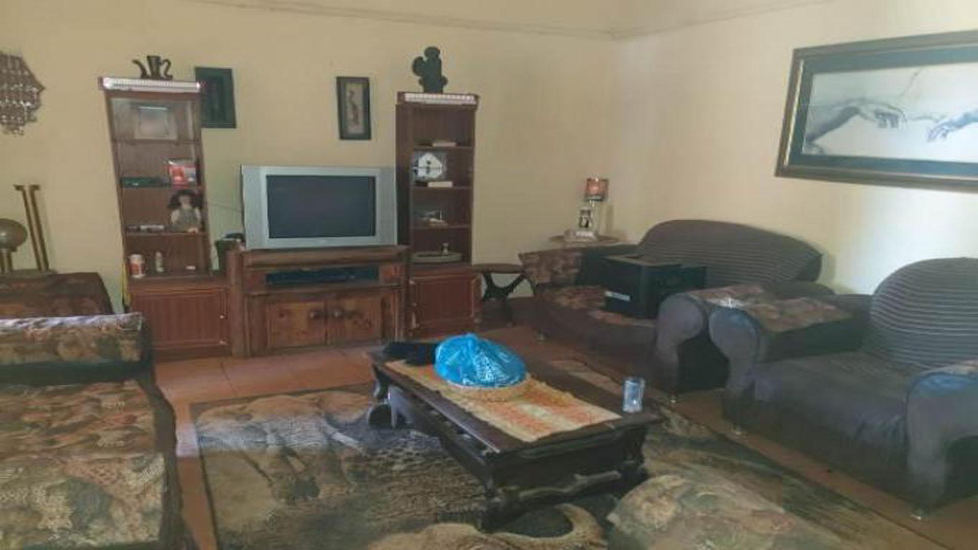 Lounges - 24 square meters of property in Rustenburg Oos-Einde