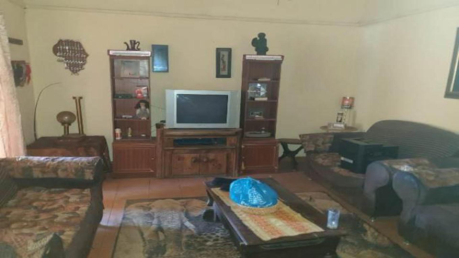 Lounges - 24 square meters of property in Rustenburg Oos-Einde