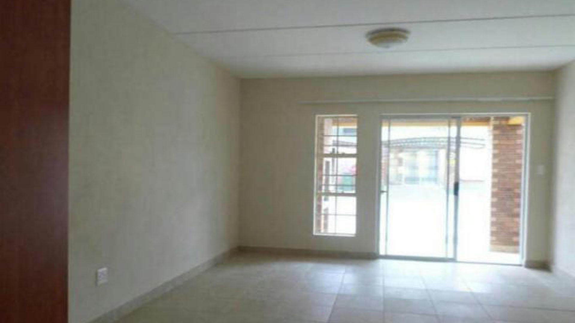 Lounges - 21 square meters of property in Waterval East