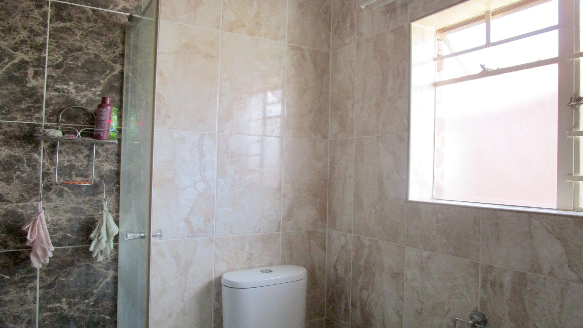 Main Bathroom - 4 square meters of property in Waterval East