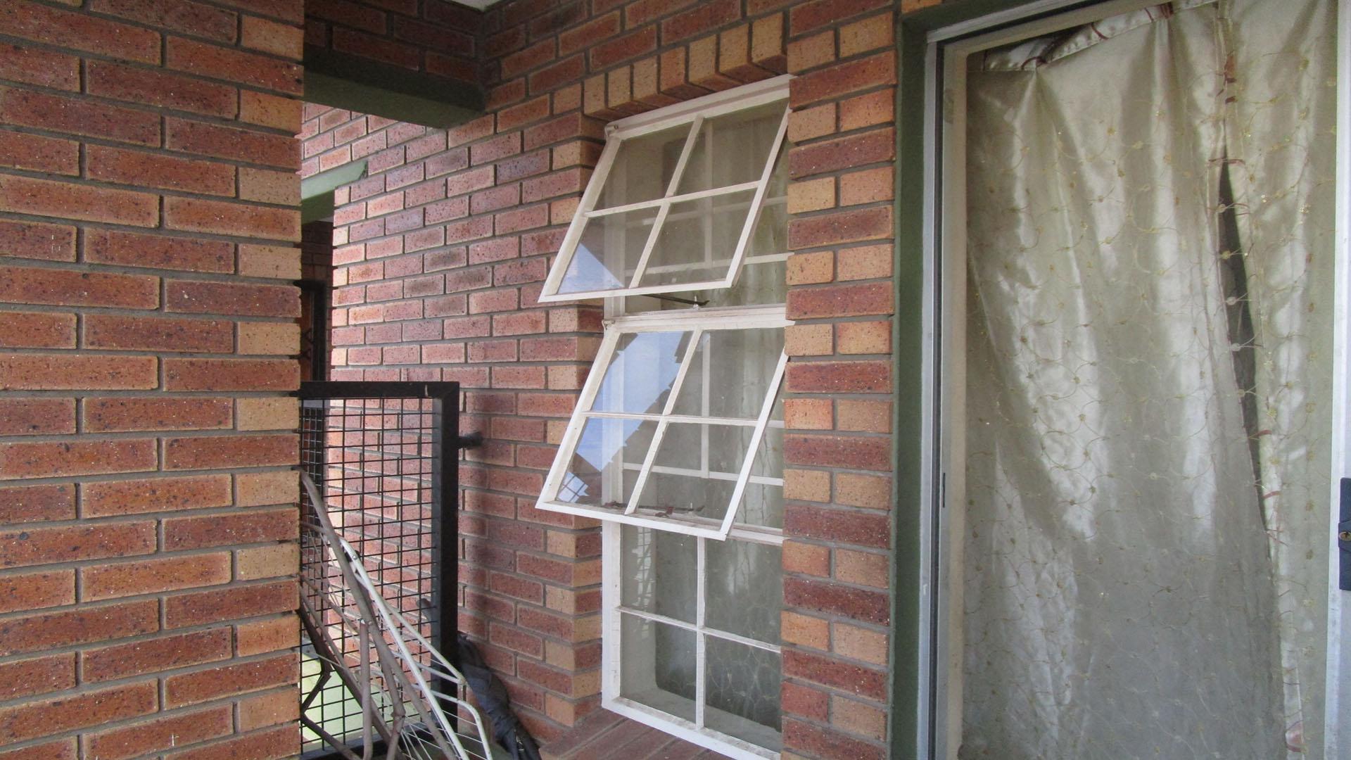 Balcony - 8 square meters of property in Waterval East