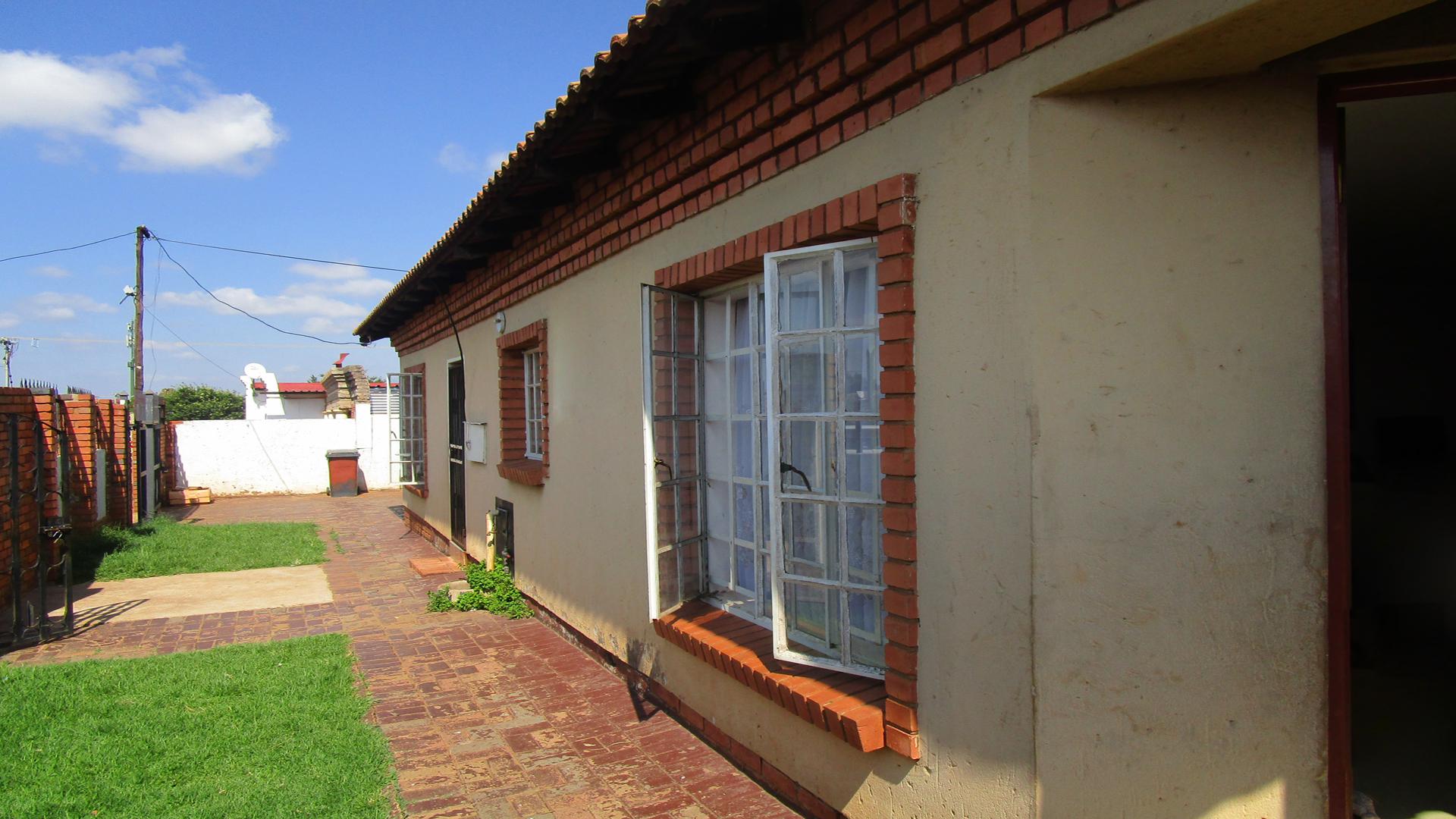 Front View of property in Eersterust