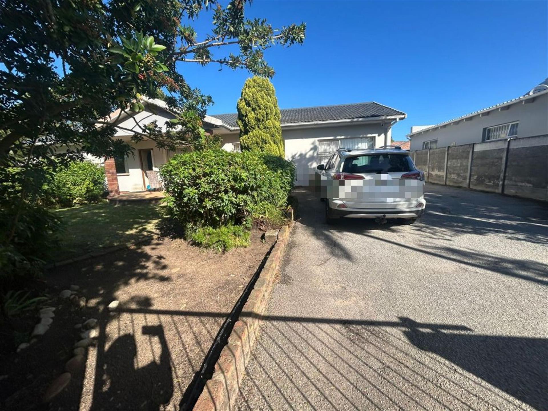 Front View of property in Lorraine