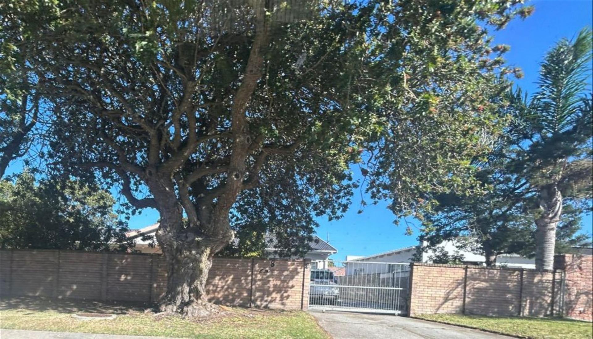 Front View of property in Lorraine