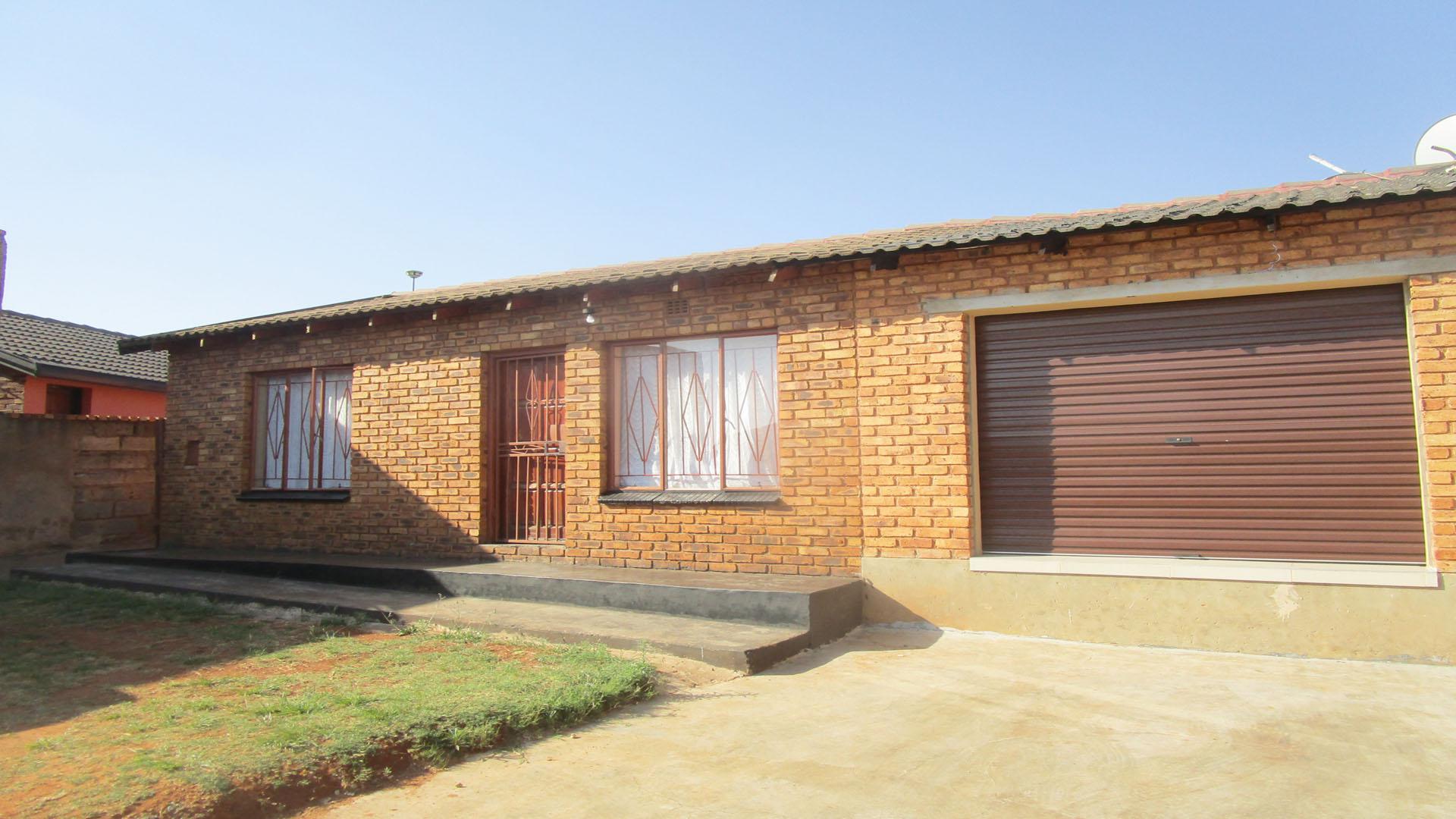 Front View of property in Vosloorus