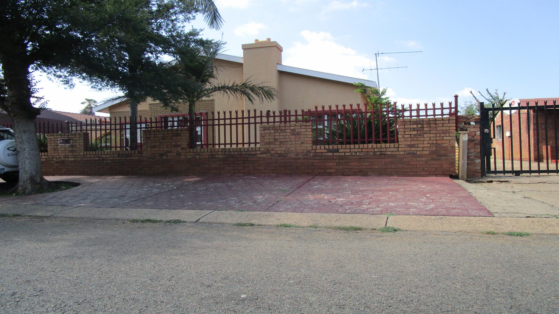 Front View of property in Eersterust