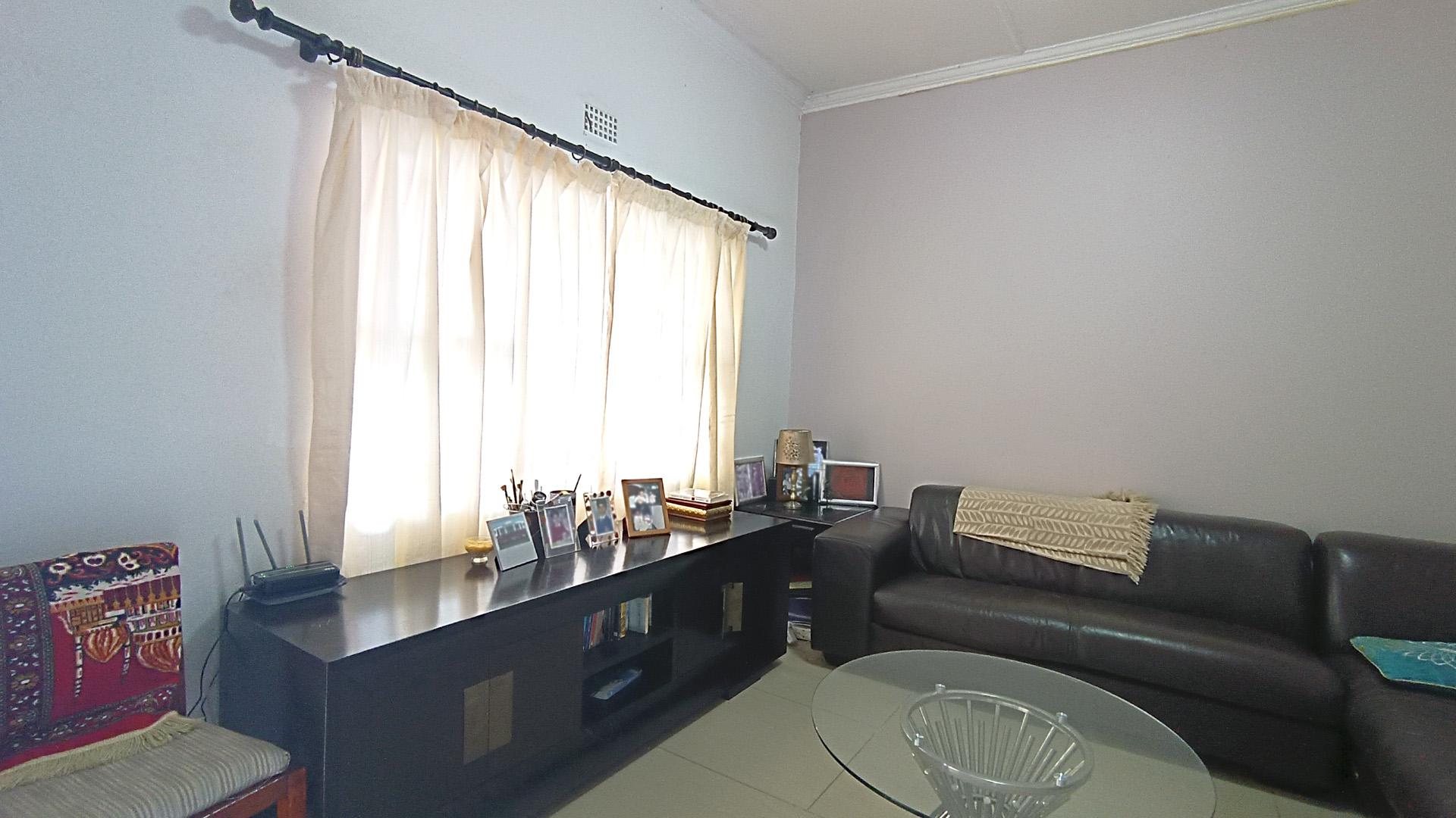 Lounges - 16 square meters of property in Wynberg - CPT