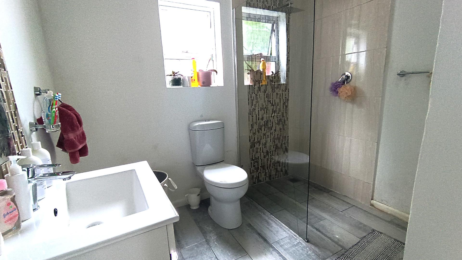 Main Bathroom - 6 square meters of property in Wynberg - CPT