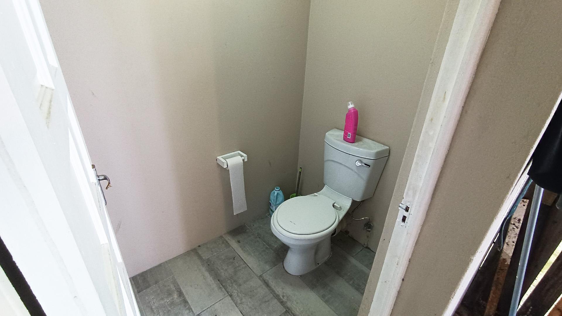 Bathroom 1 - 2 square meters of property in Wynberg - CPT